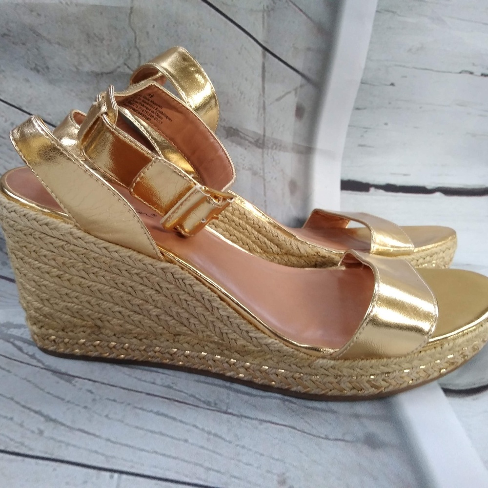 Lilly Pulitzer for Target Gold Sandal Wedge 8.5